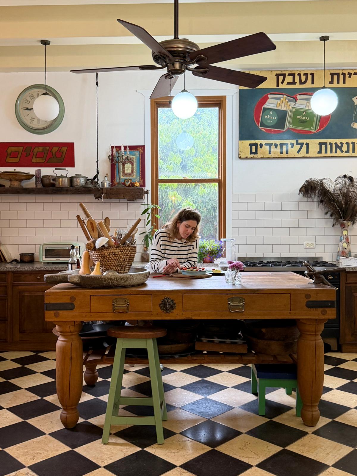 יעל קופמן יוצרת כלי קרמיקה בעבודת יד בסטודיו נוּמָה